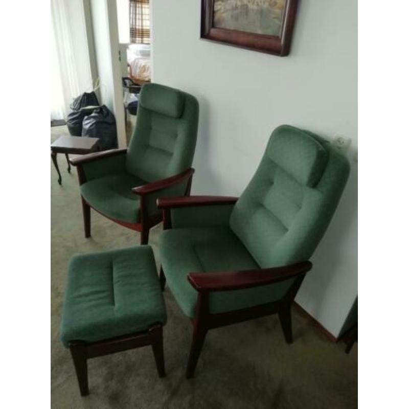 2 stoelen fauteuils plus voetenbankje