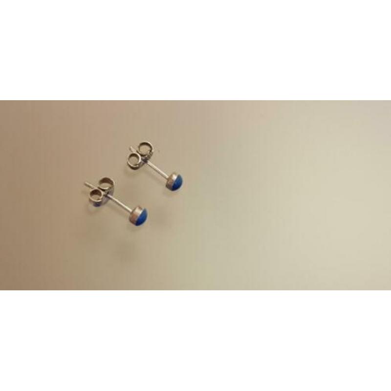 Zilveren stekertje oorbellen met blauw steentje