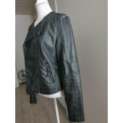 Stoer leather look jasje in donker grijs. Maat 38.
