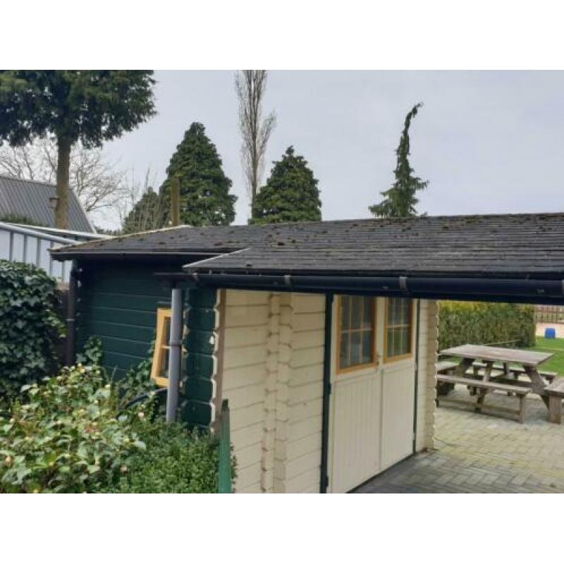 Tuinhuisje met openslaande deuren