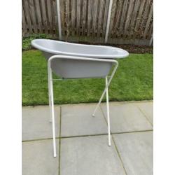 Babybadje zilver 8 keer gebruikt baby bad met standaard