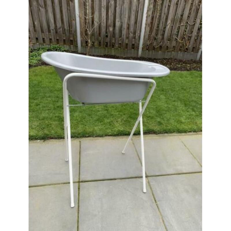 Babybadje zilver 8 keer gebruikt baby bad met standaard
