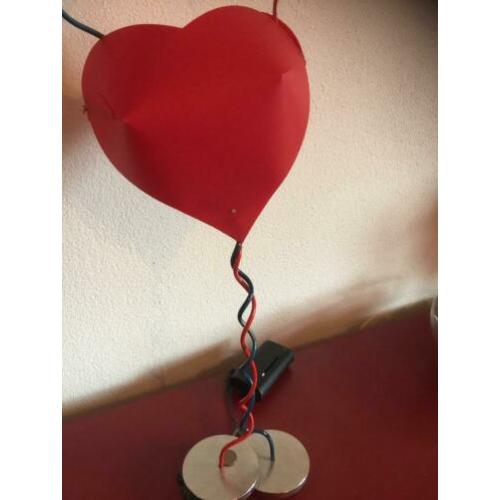 Hearts Lamp rood met kleine scheurtje. Links boven