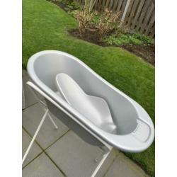Babybadje zilver 8 keer gebruikt baby bad met standaard