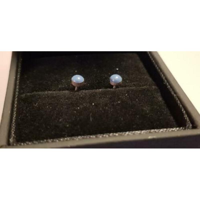 Zilveren stekertje oorbellen met blauw steentje