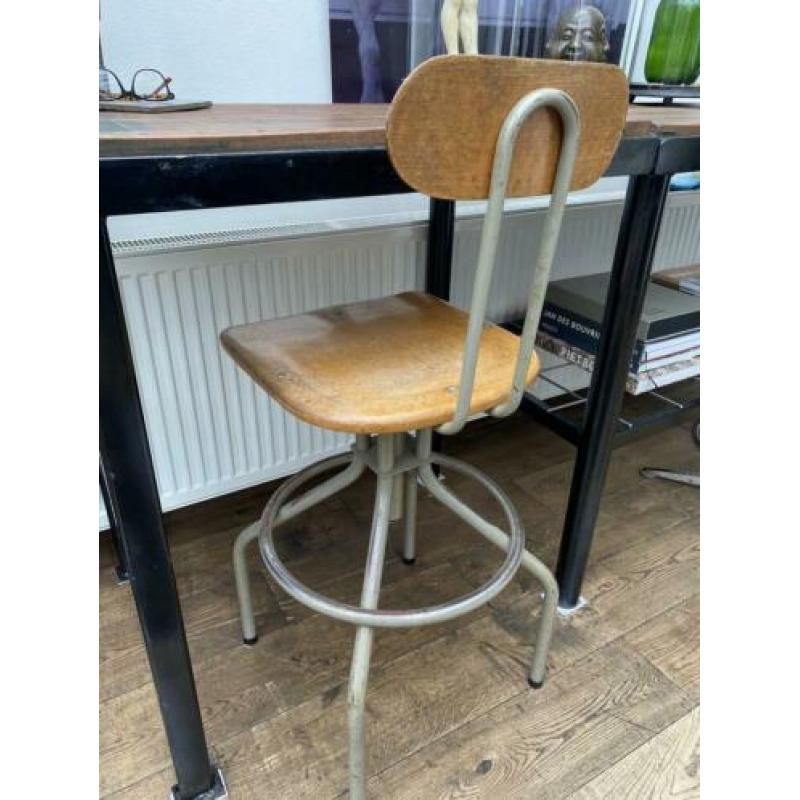 Bar met krukken. 210x60 en 95 H