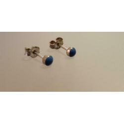 Zilveren stekertje oorbellen met blauw steentje