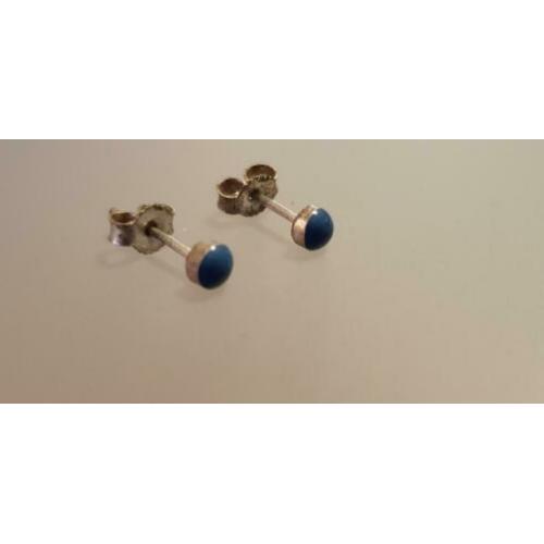 Zilveren stekertje oorbellen met blauw steentje