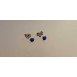 Zilveren stekertje oorbellen met blauw steentje