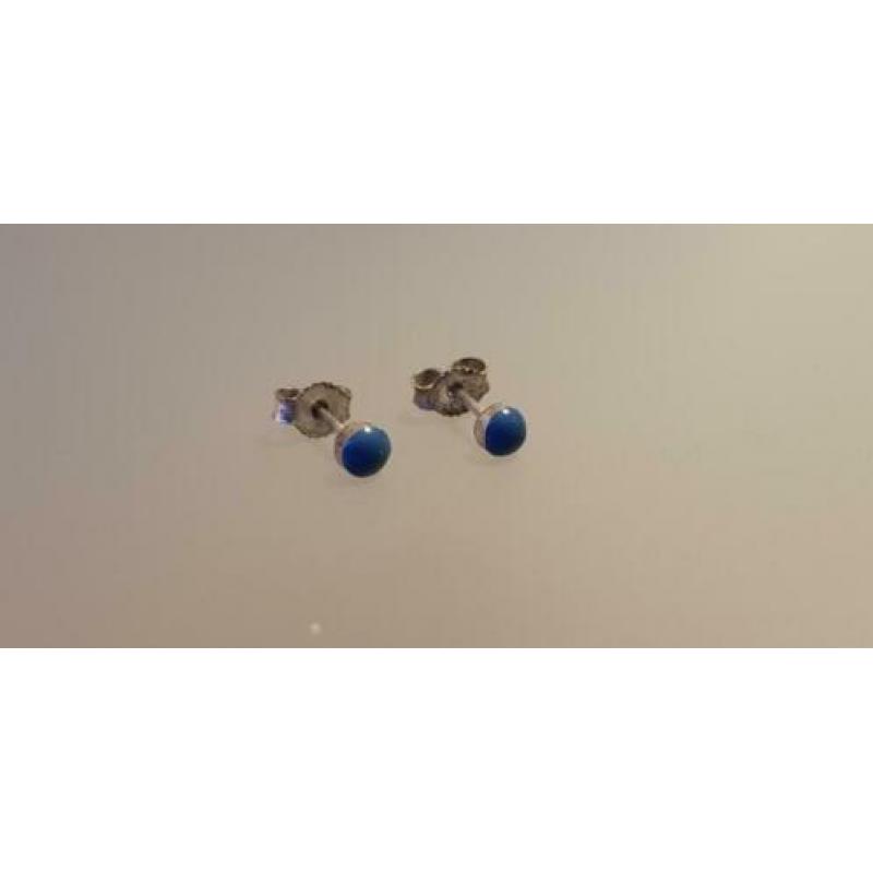 Zilveren stekertje oorbellen met blauw steentje