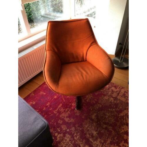 moderne fauteuil van Novastyl oranje stof, chrome voet