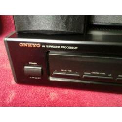 Onkyo surround versterker met sattelieten.