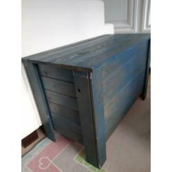 Turquoise houten kist