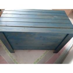 Turquoise houten kist