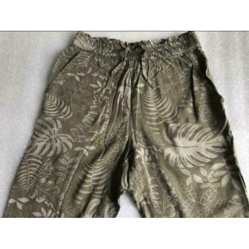 Maat 140 - h&m zomerse bermuda - groen geprint