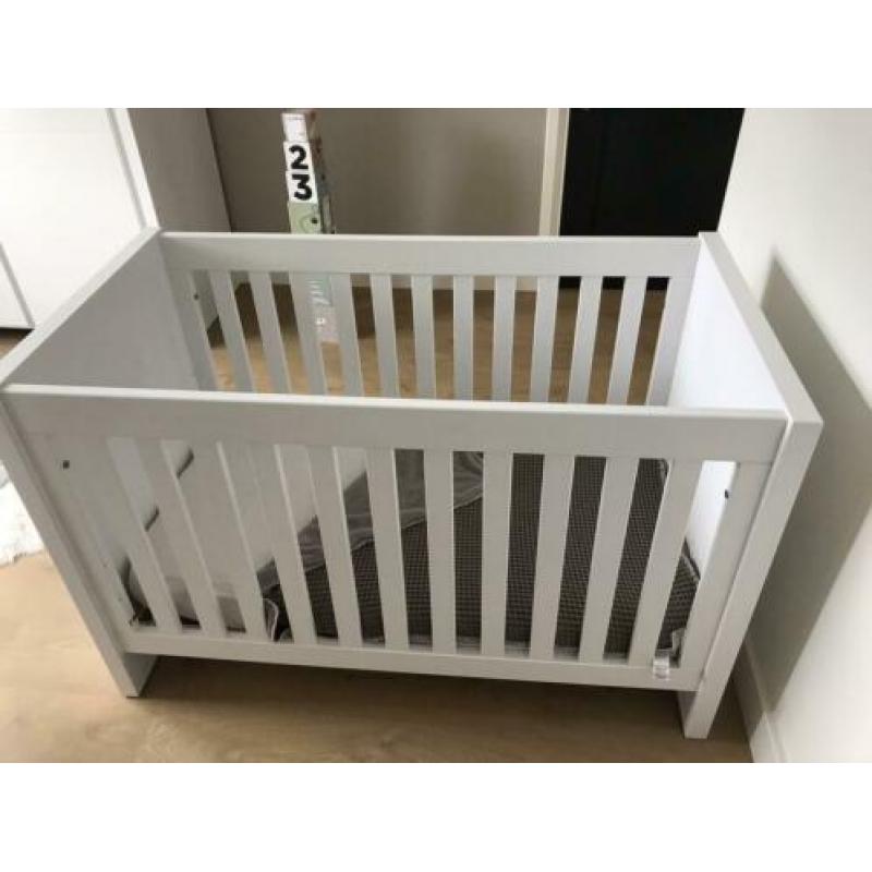 Babykamer ledikant en commode Bopita Camille wit