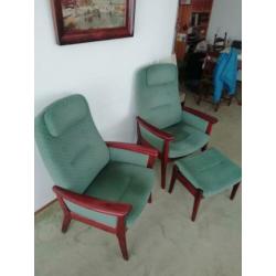2 stoelen fauteuils plus voetenbankje