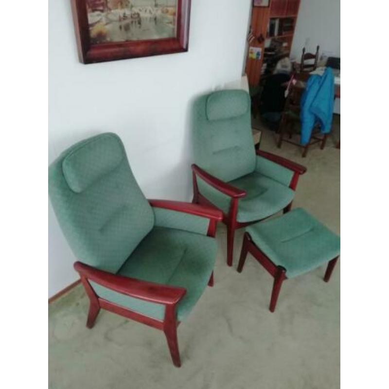 2 stoelen fauteuils plus voetenbankje