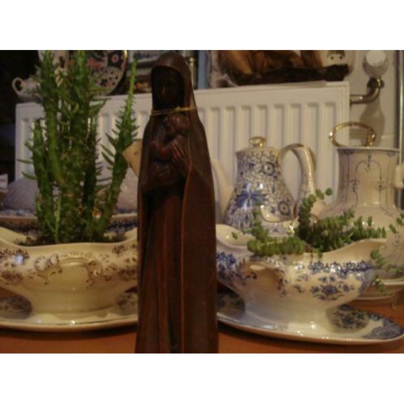 prachtige maria gemaakt van bruine kaarsen wax