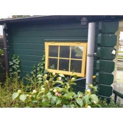 Tuinhuisje met openslaande deuren
