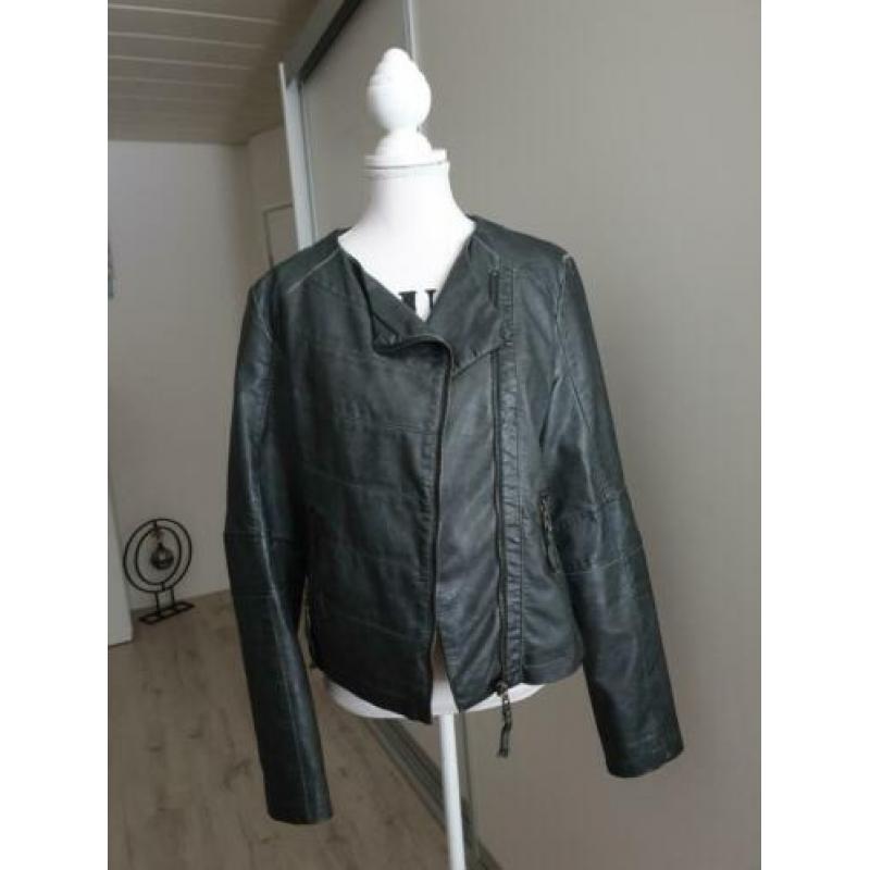 Stoer leather look jasje in donker grijs. Maat 38.
