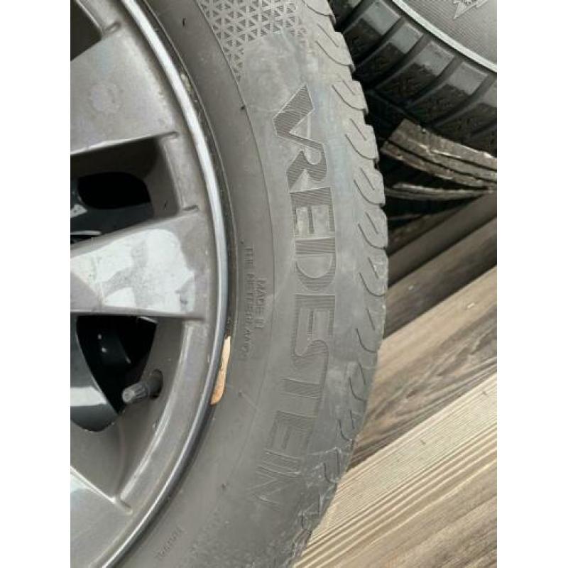 Originele BMW 16” lichtmetalen velgen incl. 4 winterbanden