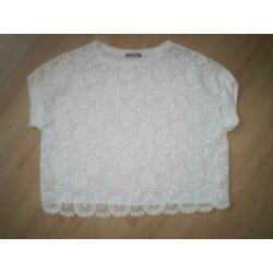 Witte korte ZARA top met kant maat S. Korte mouwen.