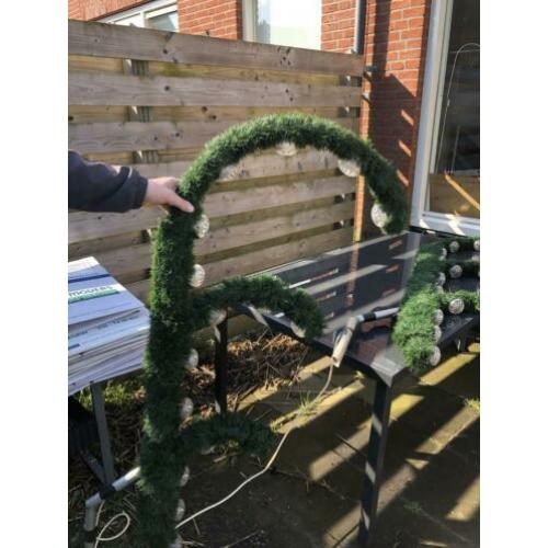 2 grote sierbogen met lampjes