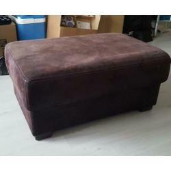 Ruime bruin kleurige 3 zits en ruime 2 zits en hocker
