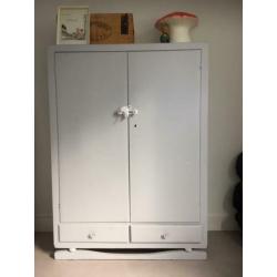 Prachtige oude kast voor bv baby of kinderkamer brocante