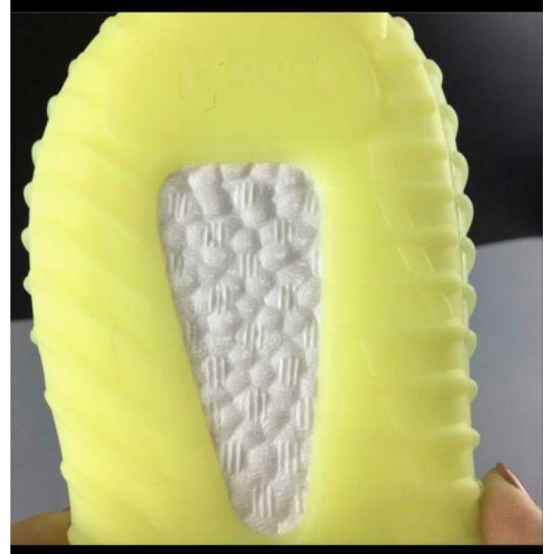 Adidas yeezy 350 v2 yeezreel yellow