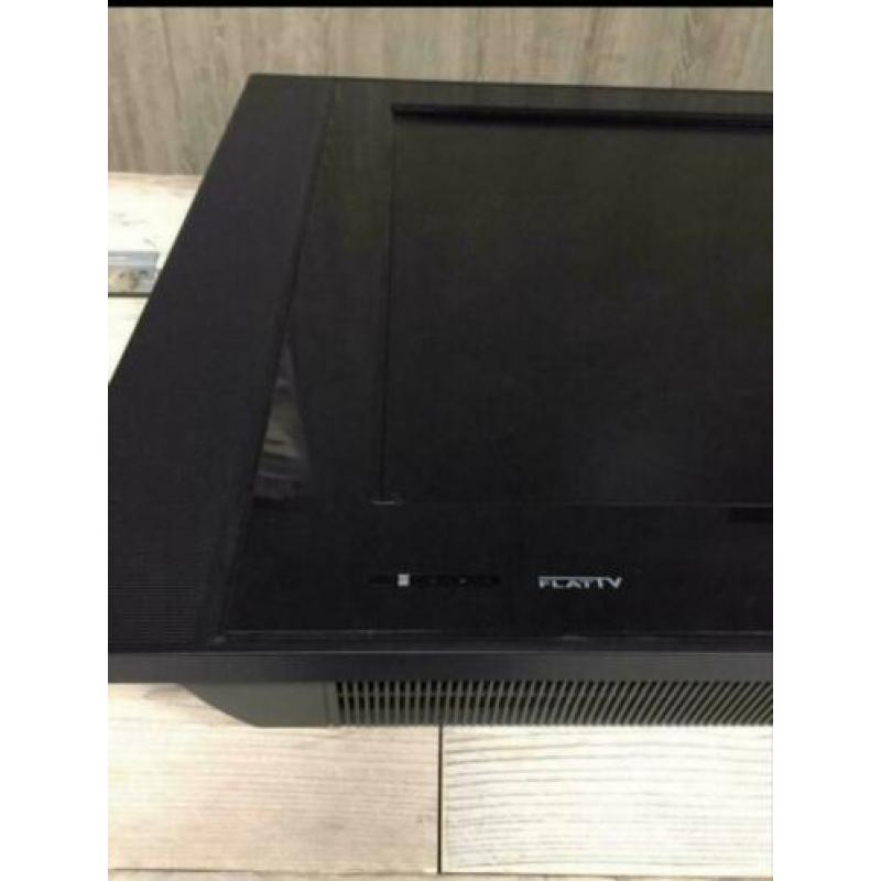 Philips HD tv 120 x 70 incl. muurbeugel en afstandsbediening