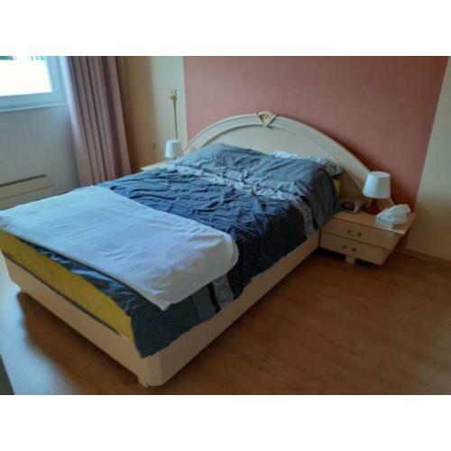 Bed 1.40 x 2.00 m,met nachtkastjes en lampen. Gratis.