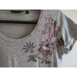 River Woods lichtgrijs geborduurd T-shirt maat M
