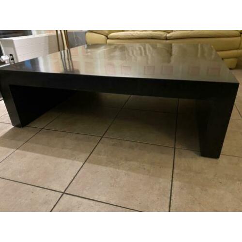 Salontafel met zwarte steen belegd