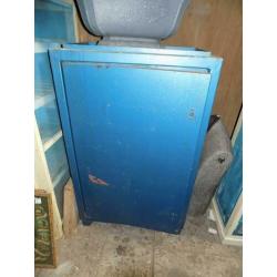 oude ijzeren industriele kast