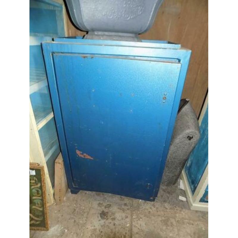 oude ijzeren industriele kast