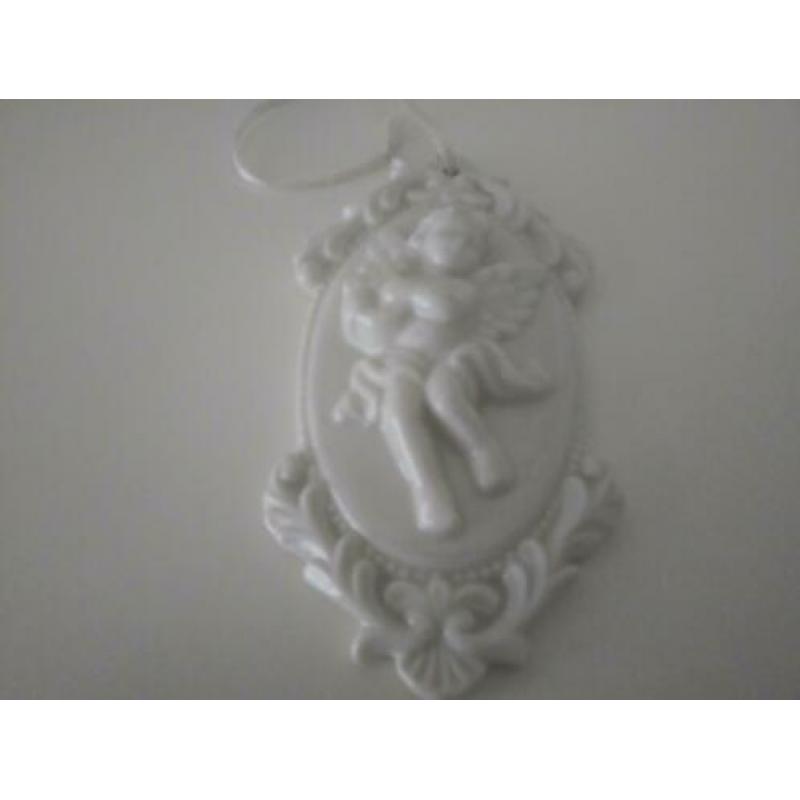Grote witte roos en nog 23 foto's met alleen witte items.
