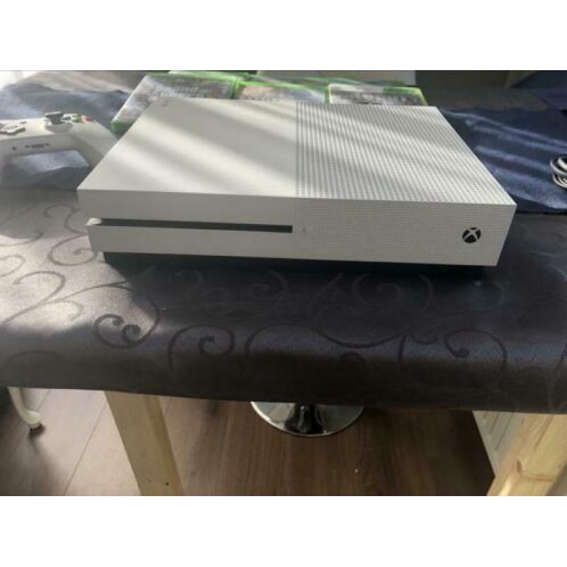 Xbox One S + controller + 6 games