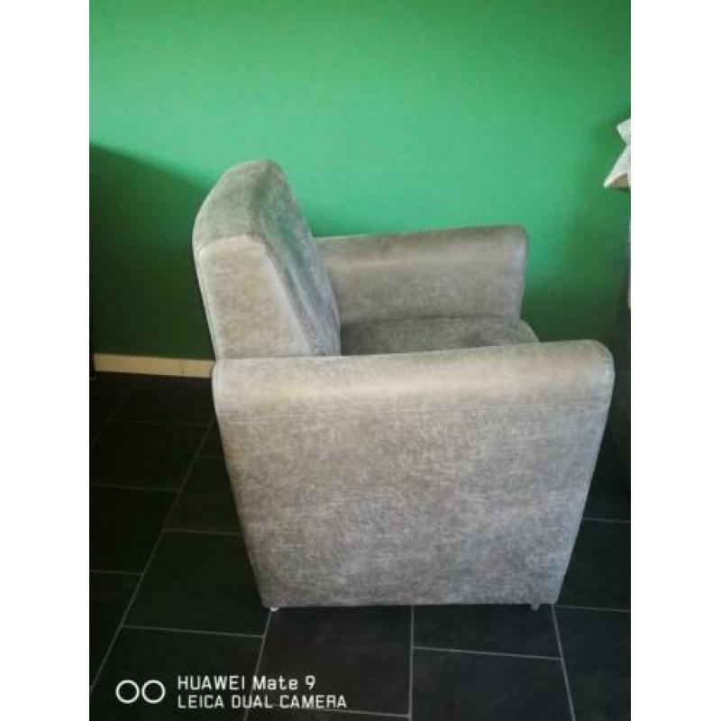 Twee mooie lederlook fauteuils (zie foto's)
