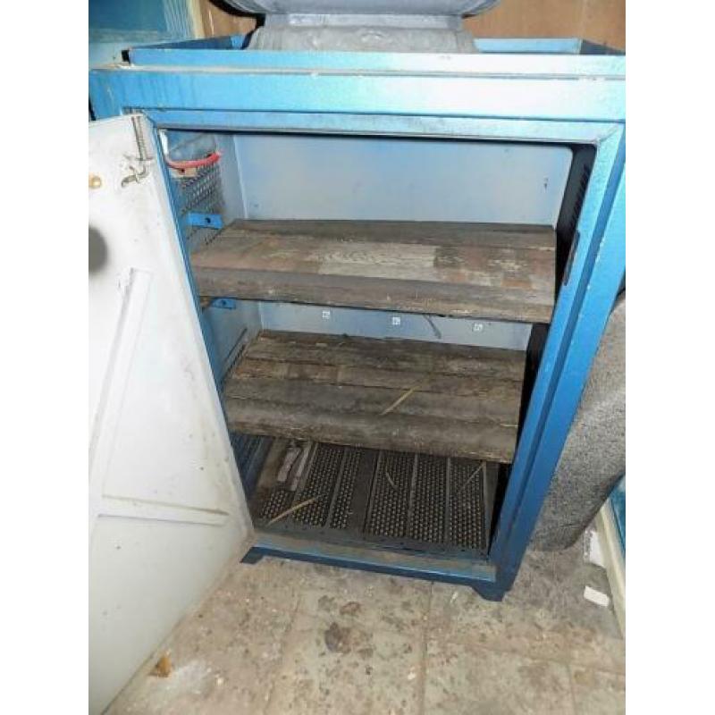 oude ijzeren industriele kast