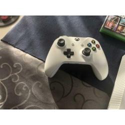 Xbox One S + controller + 6 games