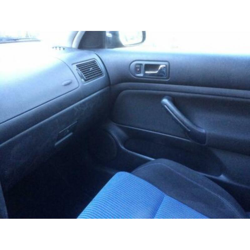 Volkswagen Golf 1.6 77KW 2002 Zwart