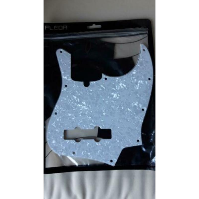 Slagplaat voor 4 snarige basgitaar (scatchplate 4 string jaz