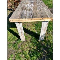Tafel met krukjes