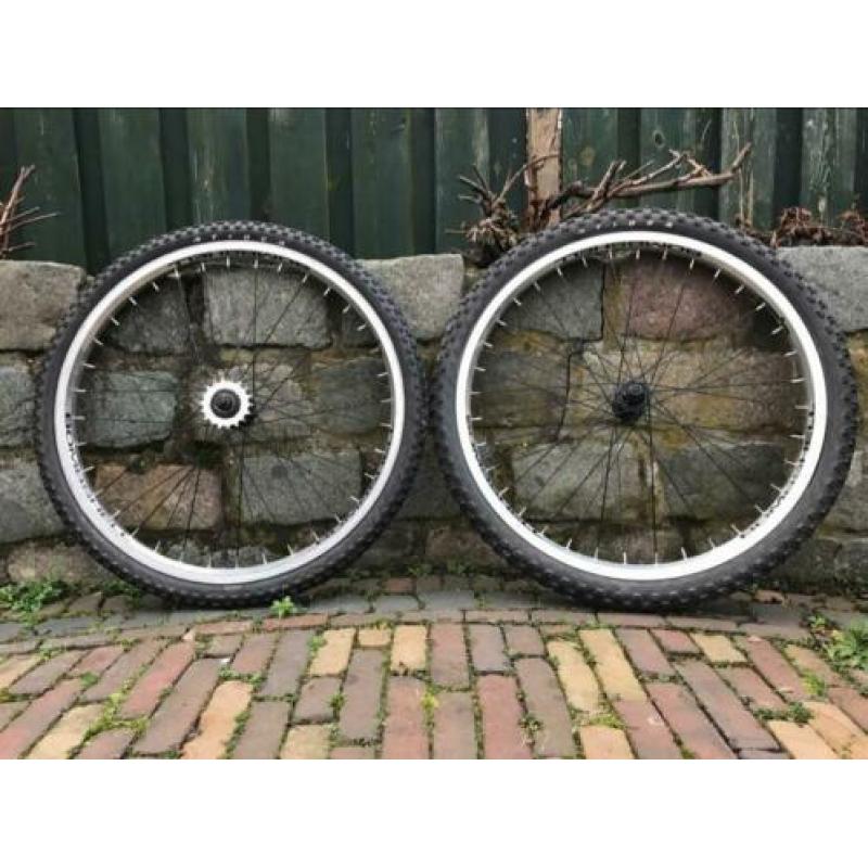 Bombshell BMX cruiser wielen wielset Tioga Comp 3 banden 24"