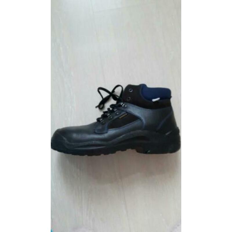 Nieuwe heren schoenen met stalen neus
