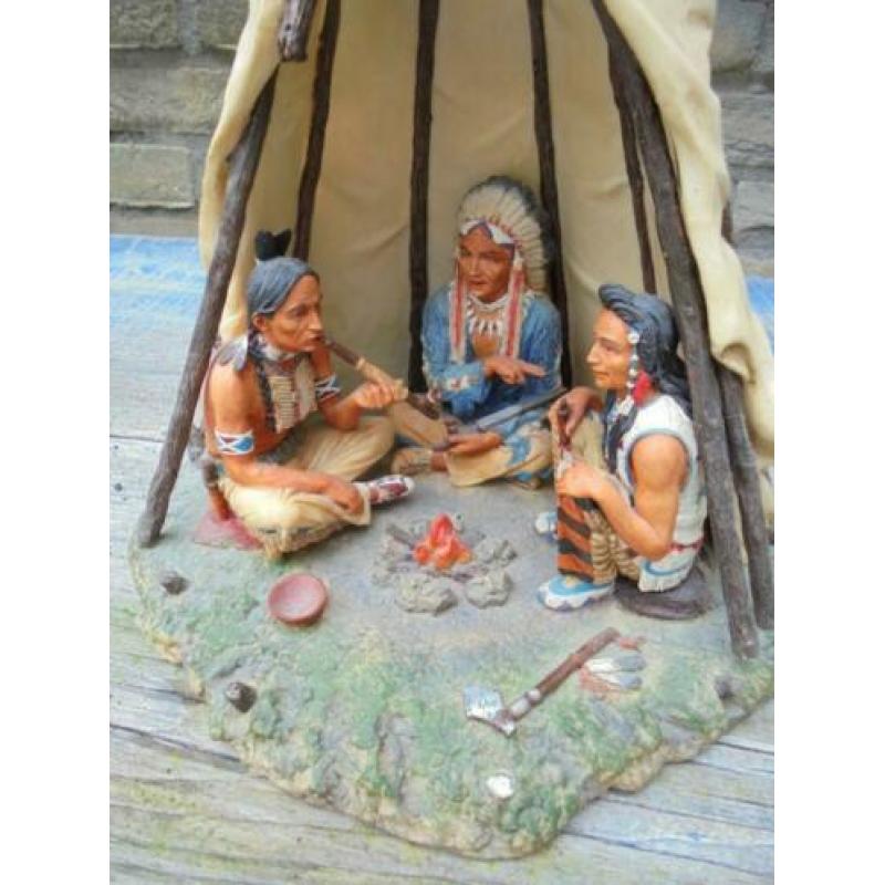 Oude Indianentent met 3 indianen erin zeer uniek