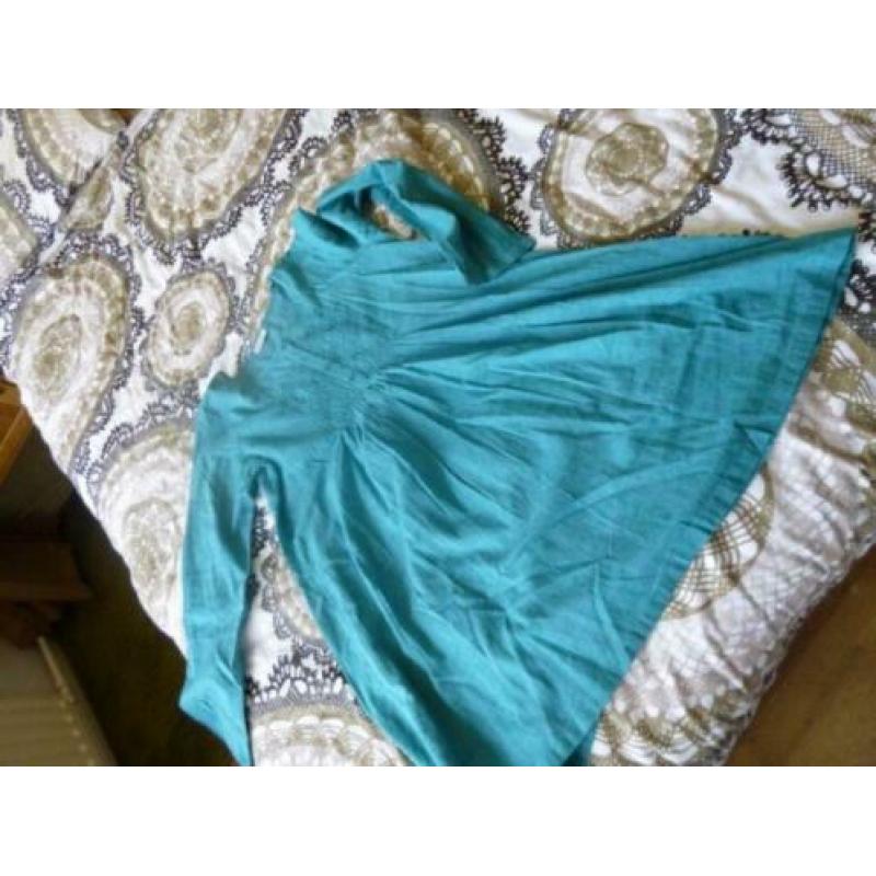 Groene tuniek, lange mouw, maat 158.