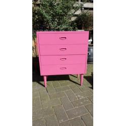 lavalamp, buikkast, hoge kast roze